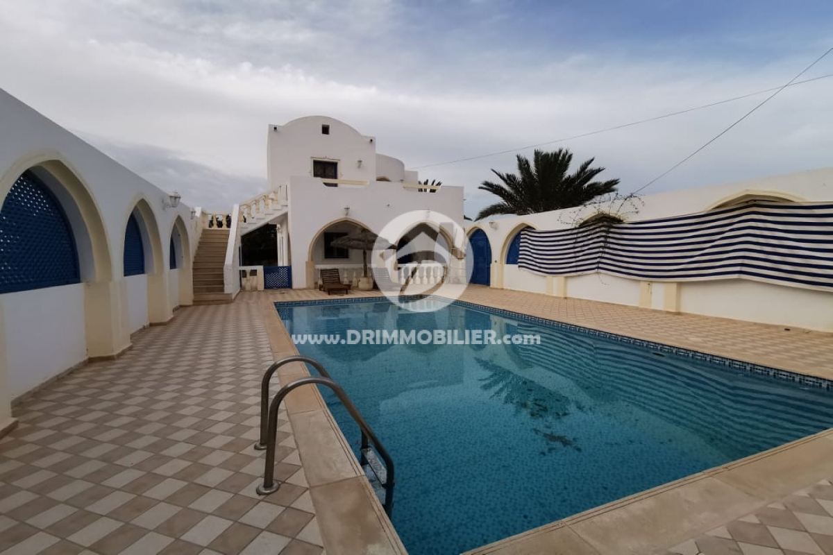 L325 -                            بيع
                           Villa avec piscine Djerba