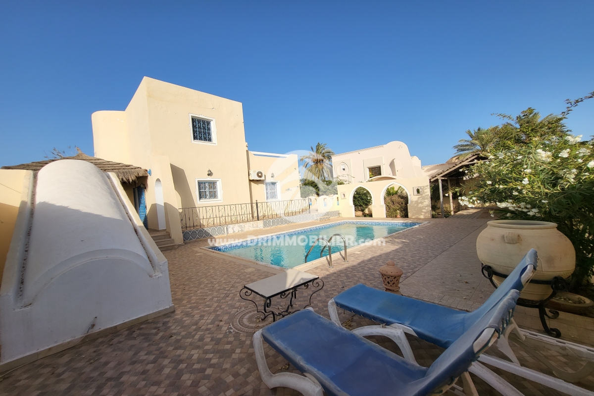 L353 -                            بيع
                           Villa avec piscine Djerba