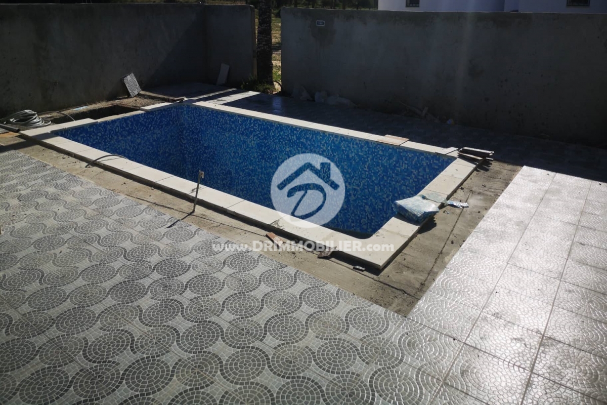 V354 -                            بيع
                           Villa avec piscine Djerba