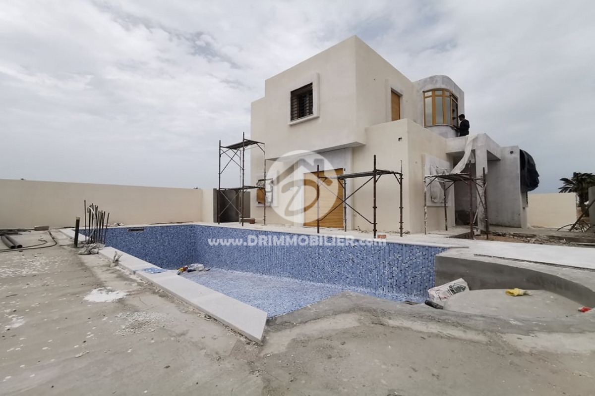 V476 -                            بيع
                           Villa avec piscine Djerba