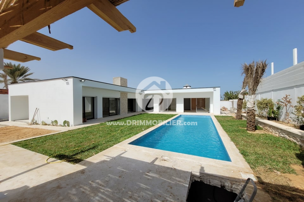 V493 -                            بيع
                           Villa avec piscine Djerba