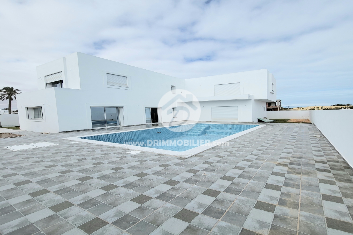 V512 -                            بيع
                           Villa avec piscine Djerba