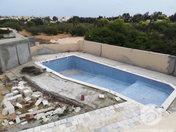 V320 -                            بيع
                           Villa avec piscine Djerba