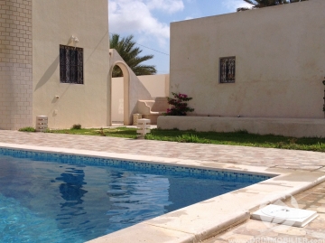 V337 -                            بيع
                           Villa avec piscine Djerba