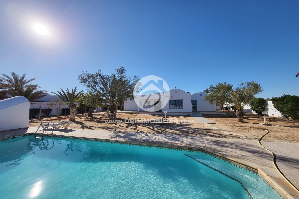 L344 -                            بيع
                           Villa avec piscine Djerba
