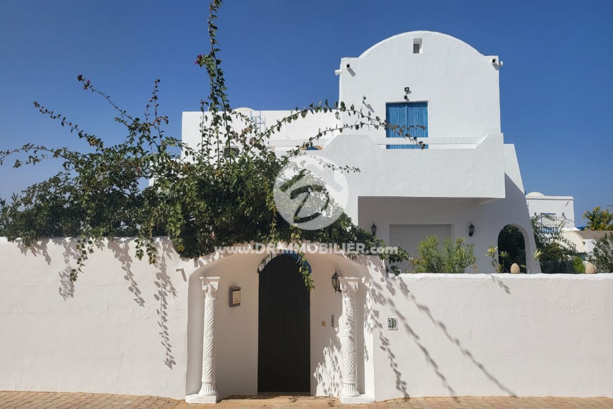 V574 -                            بيع
                           Villa avec piscine Djerba