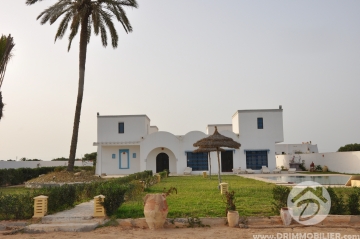 L169 -                            بيع
                           Villa avec piscine Djerba