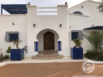 V253 -                            بيع
                           Villa avec piscine Djerba