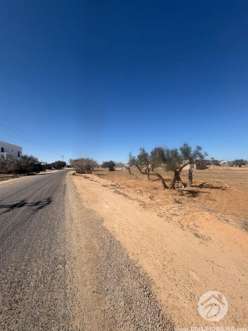  V762 -  بيع  أرض للبيع جربة