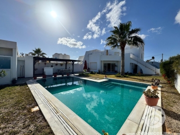 V784 -                            بيع
                           Villa avec piscine Djerba